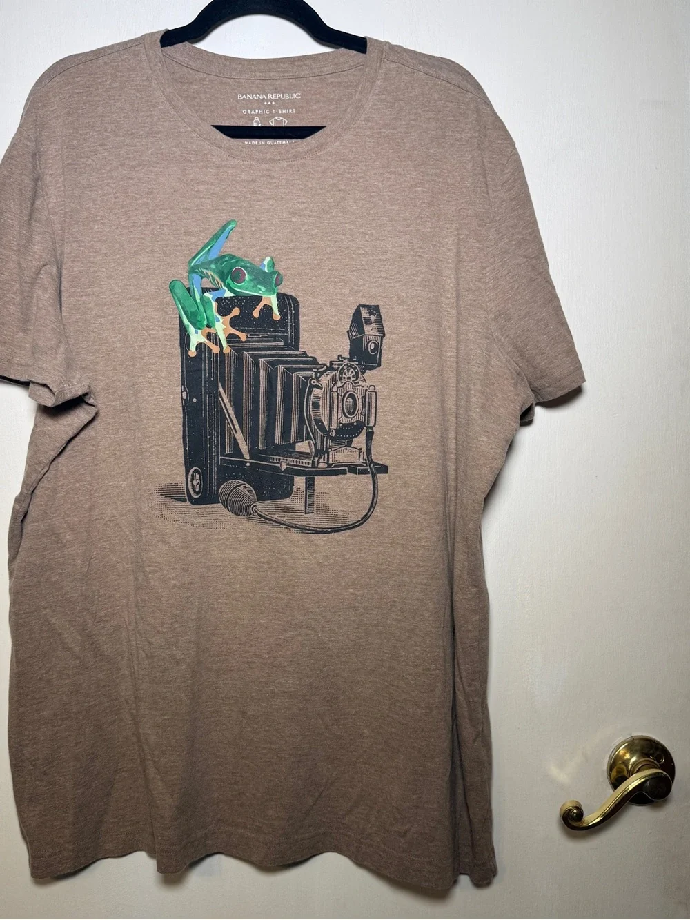 Banana Republic Men’s Brown Graphic Camera T-Shirt - Frog Print 2XL